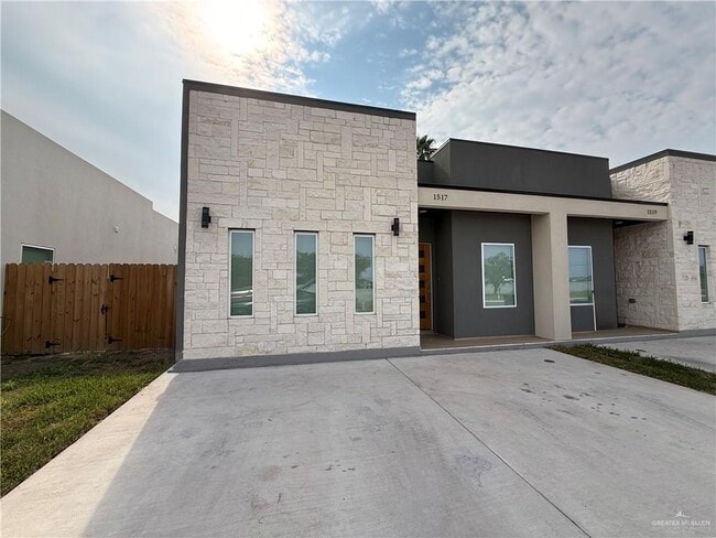 Building Photo - 17 B W St