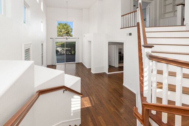 Foto del edificio - Corner lot home at the top of the hill