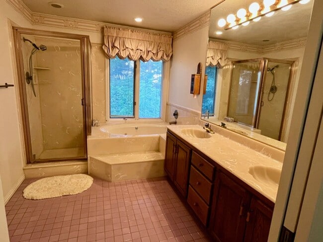 Building Photo - Beautiful home with amazing views and larg...