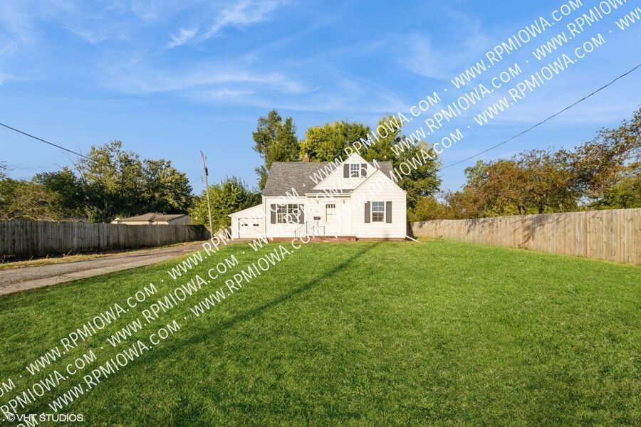 Primary Photo - PETS WELCOME - NO PET RENT!! 5 bedroom hou...