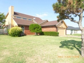 Building Photo - 4302 SW Parkridge Blvd