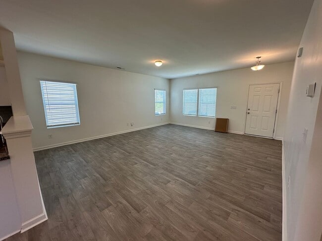Building Photo - Spacious Home