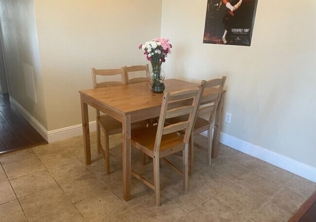 Foto del edificio - Updated 2nd Floor Corner Unit -3425 E. 15t...