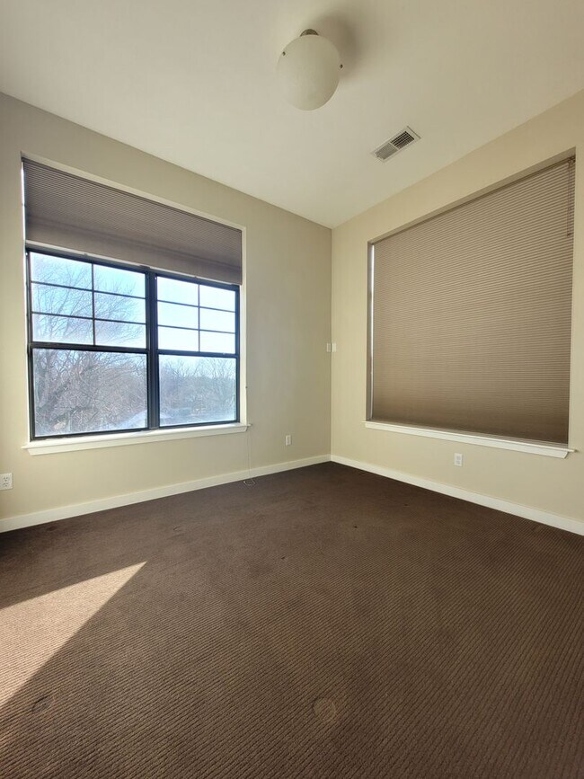 Building Photo - Spacious 3 Bedroom 2 Bathrooms Condo with ...