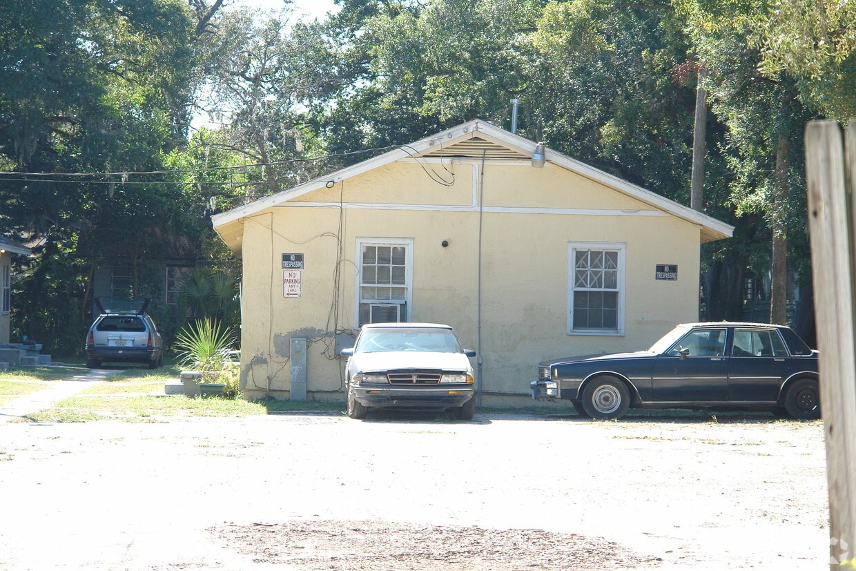 Building Photo - 215 Kingston Ave