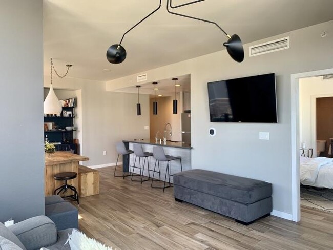 Building Photo - 1 bedroom in San Diego CA 92101