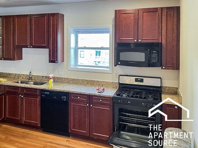 Photo - 3922 N Pine Grove Ave Apartment