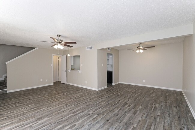 B2 - 2 dormitorios, 2 baños - 1201 pies cuadrados - Sala de estar/comedor - Zander Park