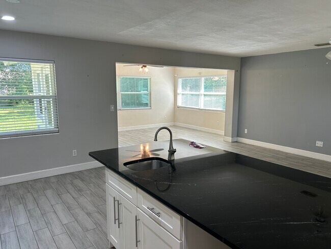 Foto del edificio - 108 Frances Dr