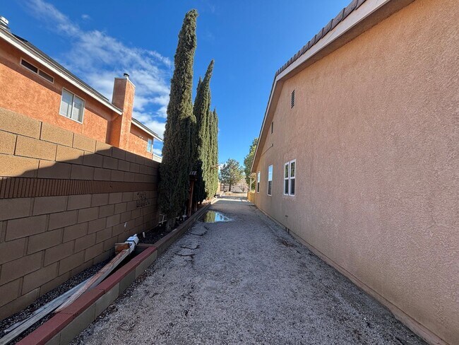 Foto del edificio - 4-Bedroom Single-Story Home with Solar & RV Parking