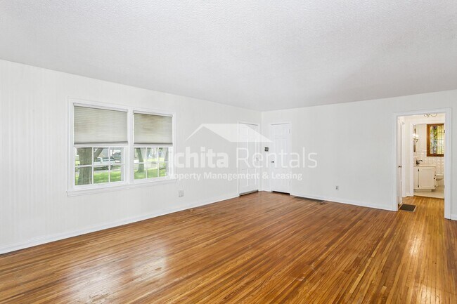 Building Photo - Large 3 bed 2 bath North Riverside Home