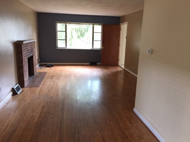Huge picture window in living room - 329 Telford Avenue