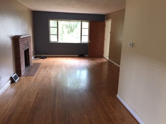 Huge picture window in living room - 329 Telford Avenue