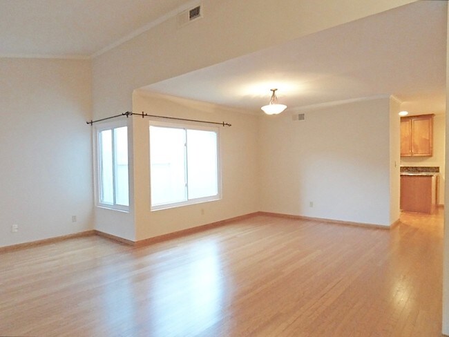Foto del edificio - 7363 Margerum Ave