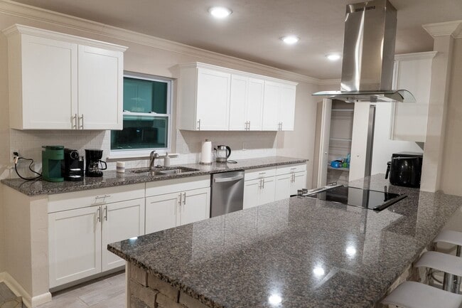 Building Photo - Furnished 3/2 with Garage on Beautiful Lot...