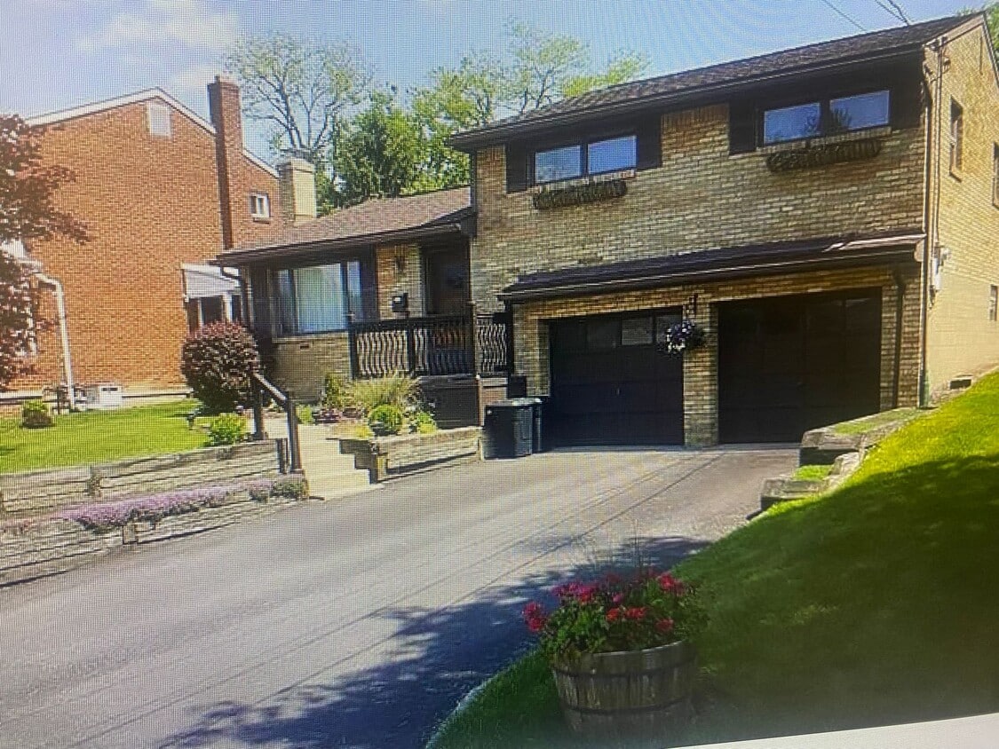 Primary Photo - Amazing Single Family Home