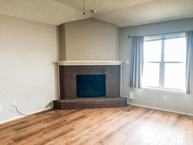 Building Photo - 6104 7th Dr