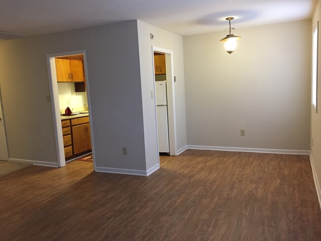 Building Photo - Ground level apartment minutes from UNCG