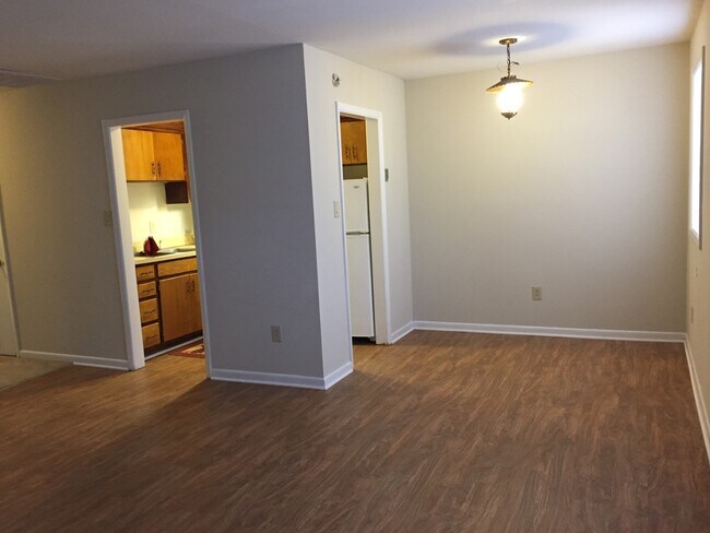 Foto del edificio - Ground level apartment minutes from UNCG