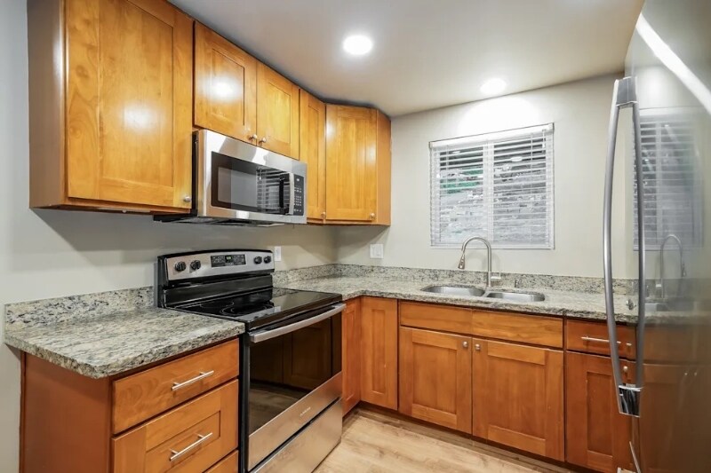 Foto principal - 23048-23016 16th Ave S