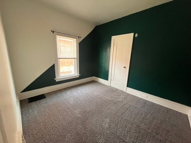 Building Photo - 3 bed 1 bath Rock Island Home!