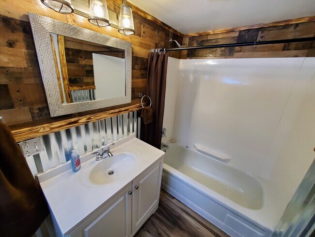 Bathroom - 624 E Lewis St