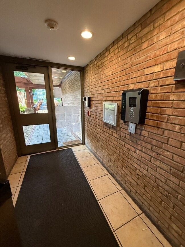 Foto del edificio - 6000 Oakwood Dr