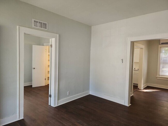 Foto del edificio - 1 Bed 1 Bath with wooden privacy fence