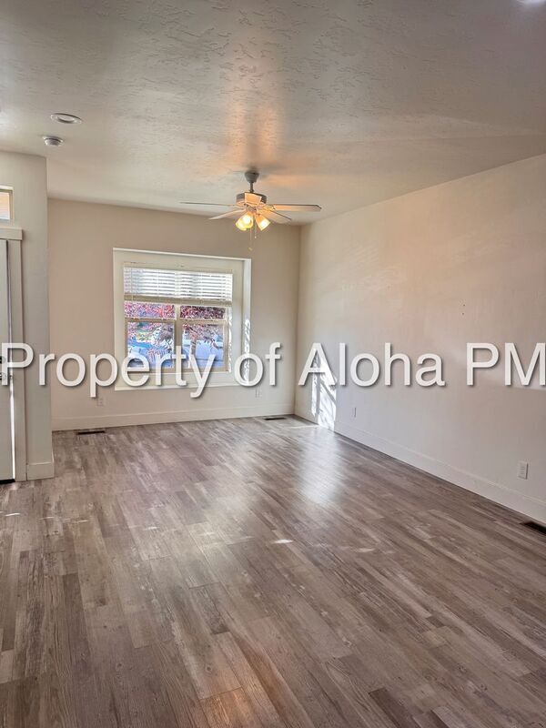 Building Photo - 827 17th Ave S