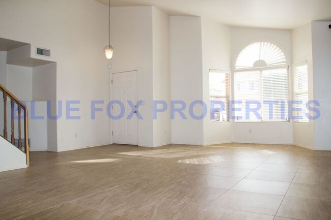 Building Photo - GORGEOUS 5 BED WITH POOL
