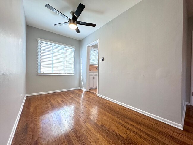 Building Photo - Classic Hollywood 1-Bedroom near Hollywood...