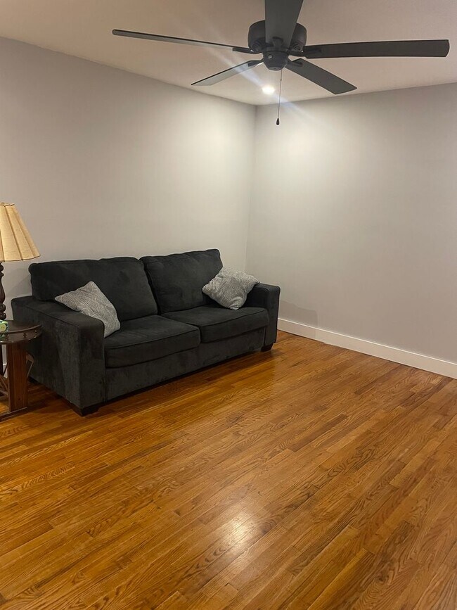 Foto del edificio - Knoxville 37914 - Adorable 2 bedroom, 1 bath home - Contact Lisa Vineyard and Shannon Russell (86...