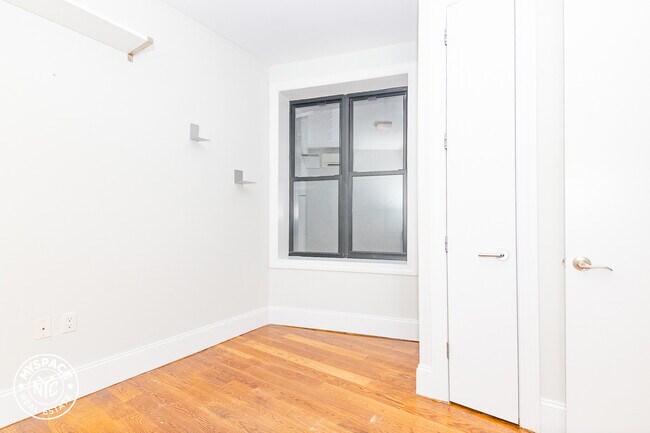 Foto del edificio - 1625 Putnam Ave