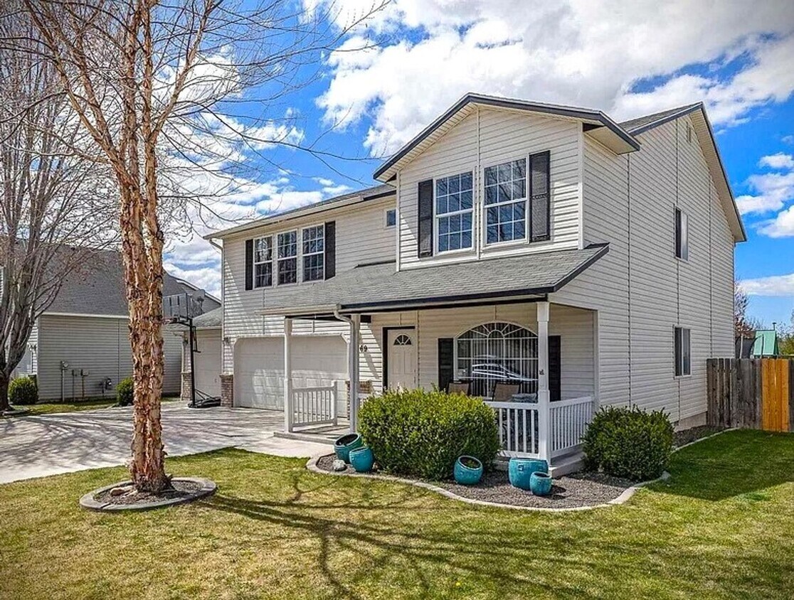 Foto principal - Spacious 4 bed 2.5 bath just off Amity and...
