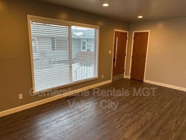 Foto del edificio - 647 8th Ave SW