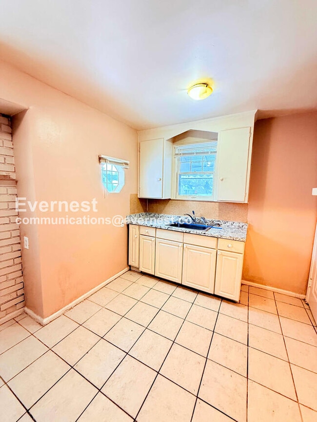 Foto del edificio - 8431 Rosemont Ave