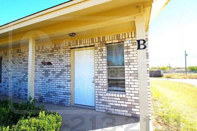 Foto del edificio - 2302 Hunt Dr