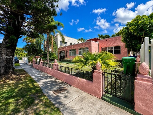 Building Photo - 1720 SW 11th Terrace