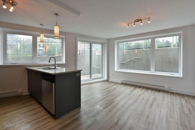 Building Photo - 6600 Av. de Darlington