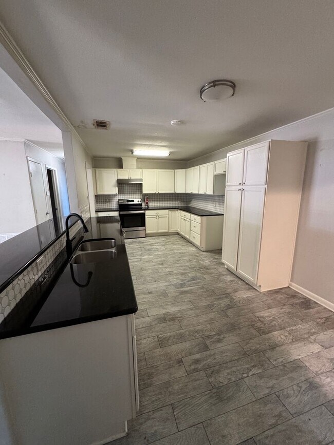 Building Photo - HALF OFF First Full Month's Rent!!!! Close...