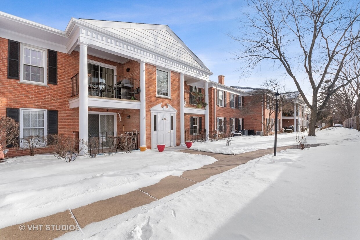 530 Shorely Dr Unit 101, Barrington, IL 60010 Condo for Rent in