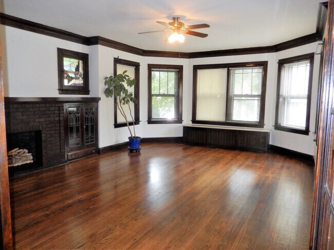 Living Room unfurnished - 2230 N Campbell Ave