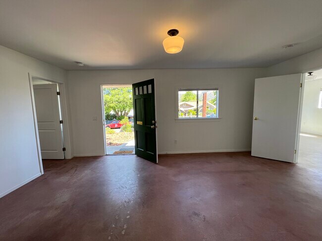 Building Photo - 1216 Oak Grove Dr