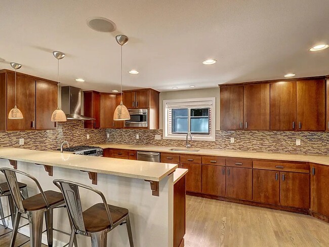 Building Photo - Luxury End-Unit Townhome with Lake Views, ...