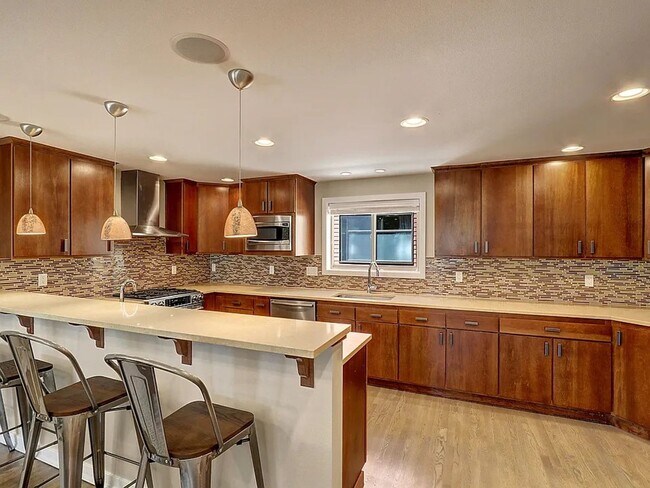 Foto del edificio - Luxury End-Unit Townhome with Lake Views, ...