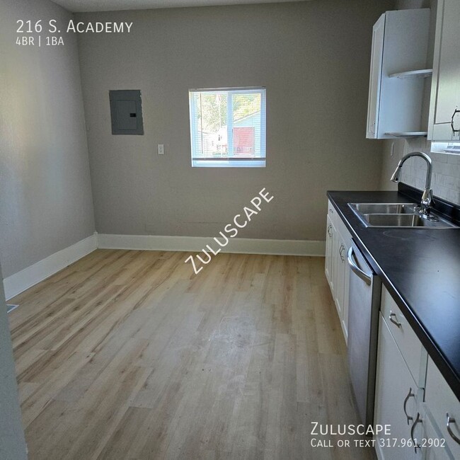 Foto del edificio - HALF OFF FIRST MONTH RENT....216 S. Academ...