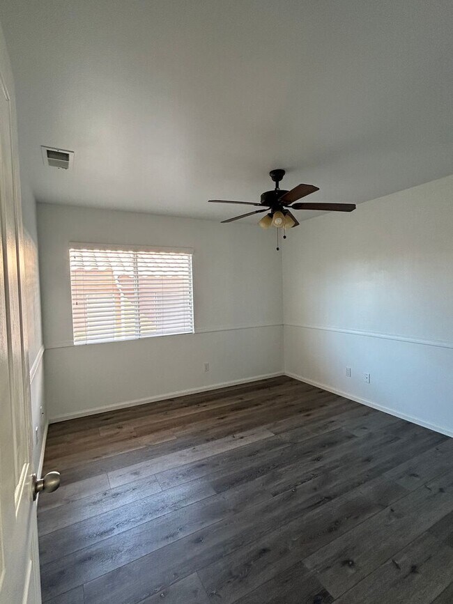 Building Photo - 4 Bedroom 3 Bathroom Home w/ Loft!