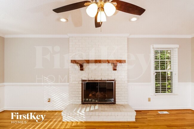 Foto del edificio - 402 Willow Spring Ct