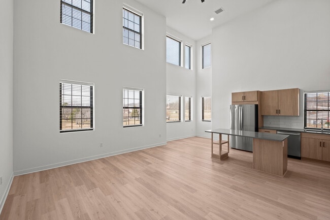 Building Photo - 3009 N Oak Trafficway