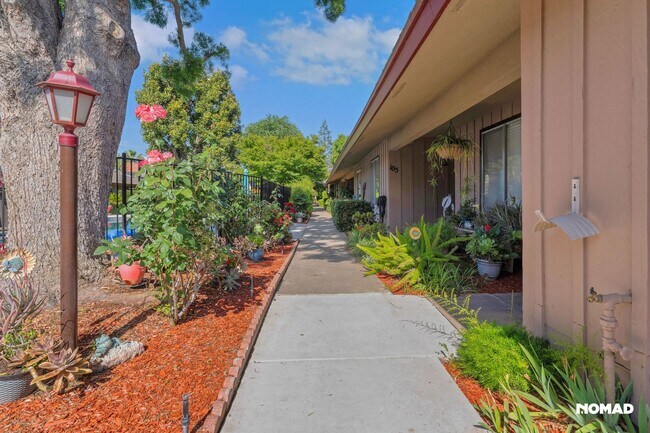 Foto del edificio - Charming 2BR Condo in Fresno